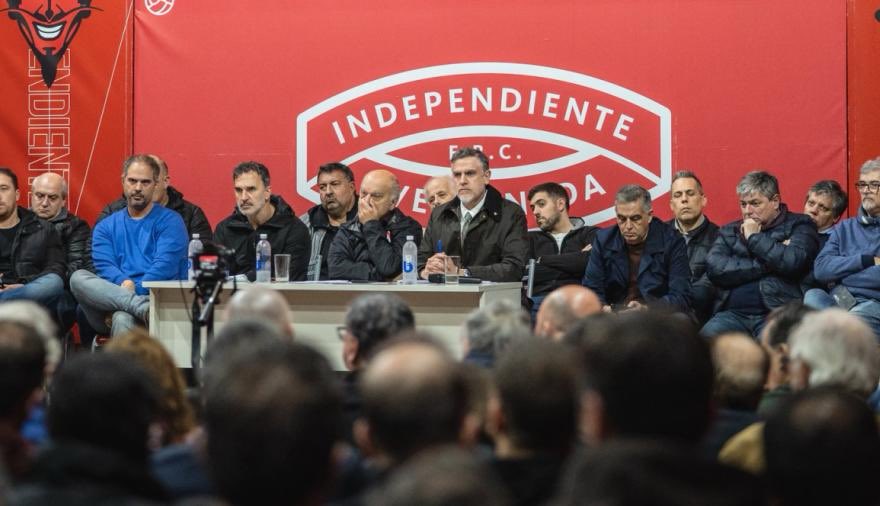 CAIMiLocura_'s tweet photo. Echaron a Vaccari para hacerlo quedar como el malo. Despidieron a Quinteros para poder meter sus últimos negociados. Contrataron a Viera pura y exclusivamente porque les convenía.

Eso son los dirigentes de #Independiente: unas lacras que vaciaron el club. Váyanse cuanto antes. https://t.co/yjOMO5YReX