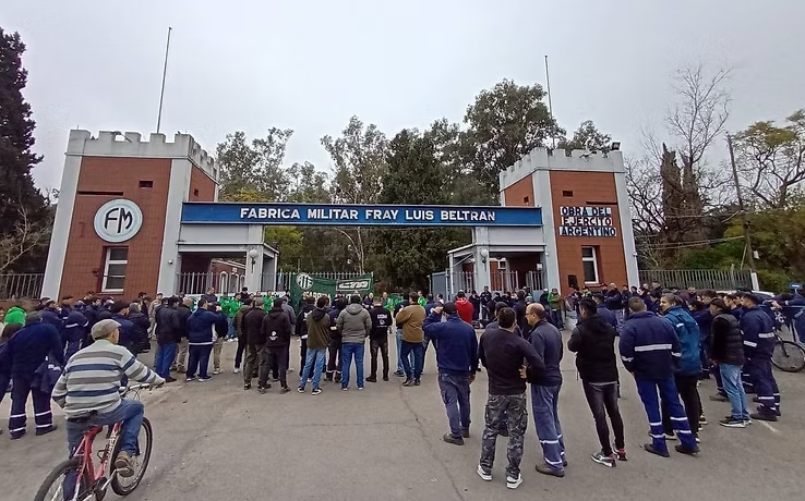 DanielCatalano_'s tweet photo. Habilitaron el "cherry picking" en Fabricaciones Militares por decreto. Qué significa esto? Que están privatizando y extranjerizando una producción que siempre fue nacional. Le regalan a sus amigos las áreas rentables (como las municiones de alto calibre) y le dejan al Estado el costo de las deficitarias. Una estafa hecha a medida del privado.

Esto no es hacer más "eficiente" el Estado, lo que están haciendo es entregar las plantas históricas de Fray Luis Beltrán, Villa María y Río Tercero para seguir rematando la industria y la soberanía nacional.