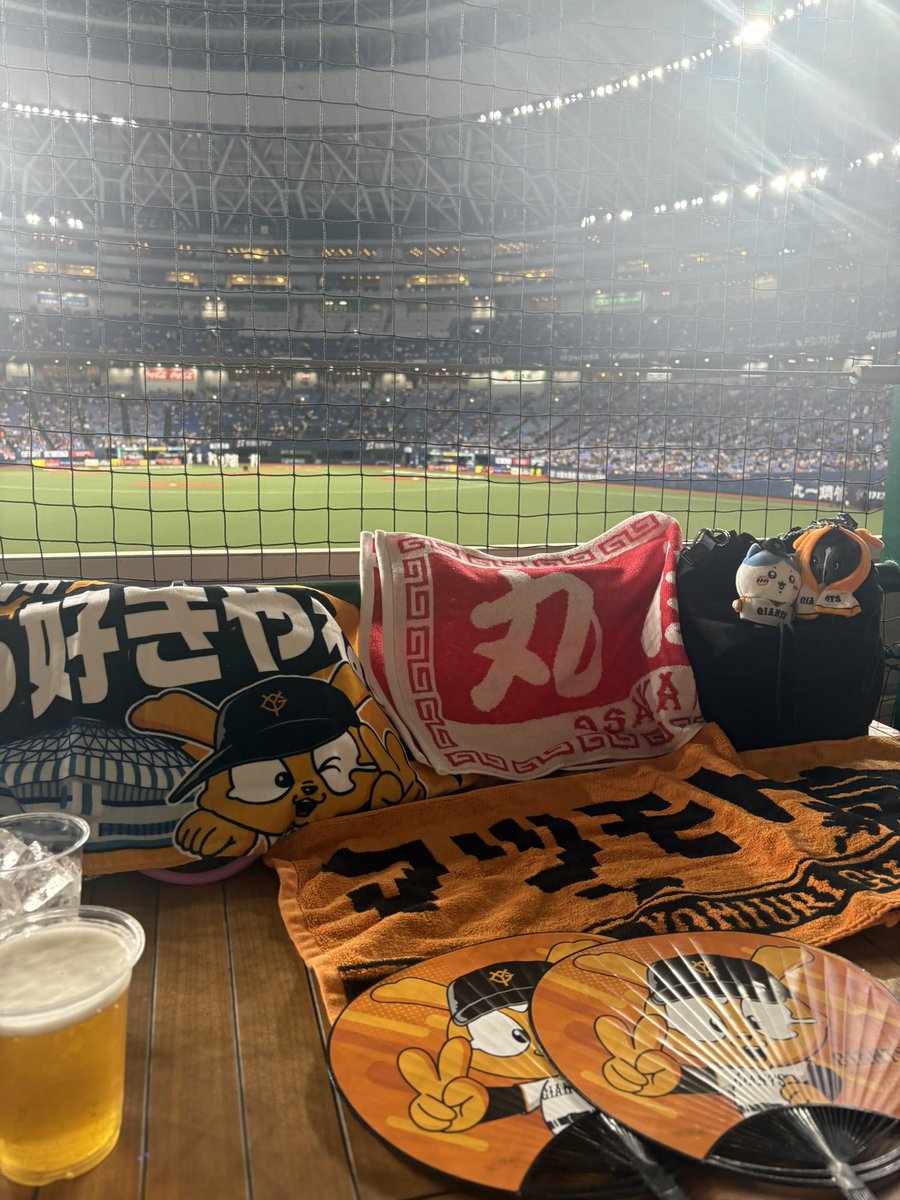 naaa___cha___n's tweet photo. 今日は妹に連れられ京セラドーム！
堂々と🐰を着れる日

なんかビール飲み放題のヲタク席だった☺️ https://t.co/TIUmwEOkQS
