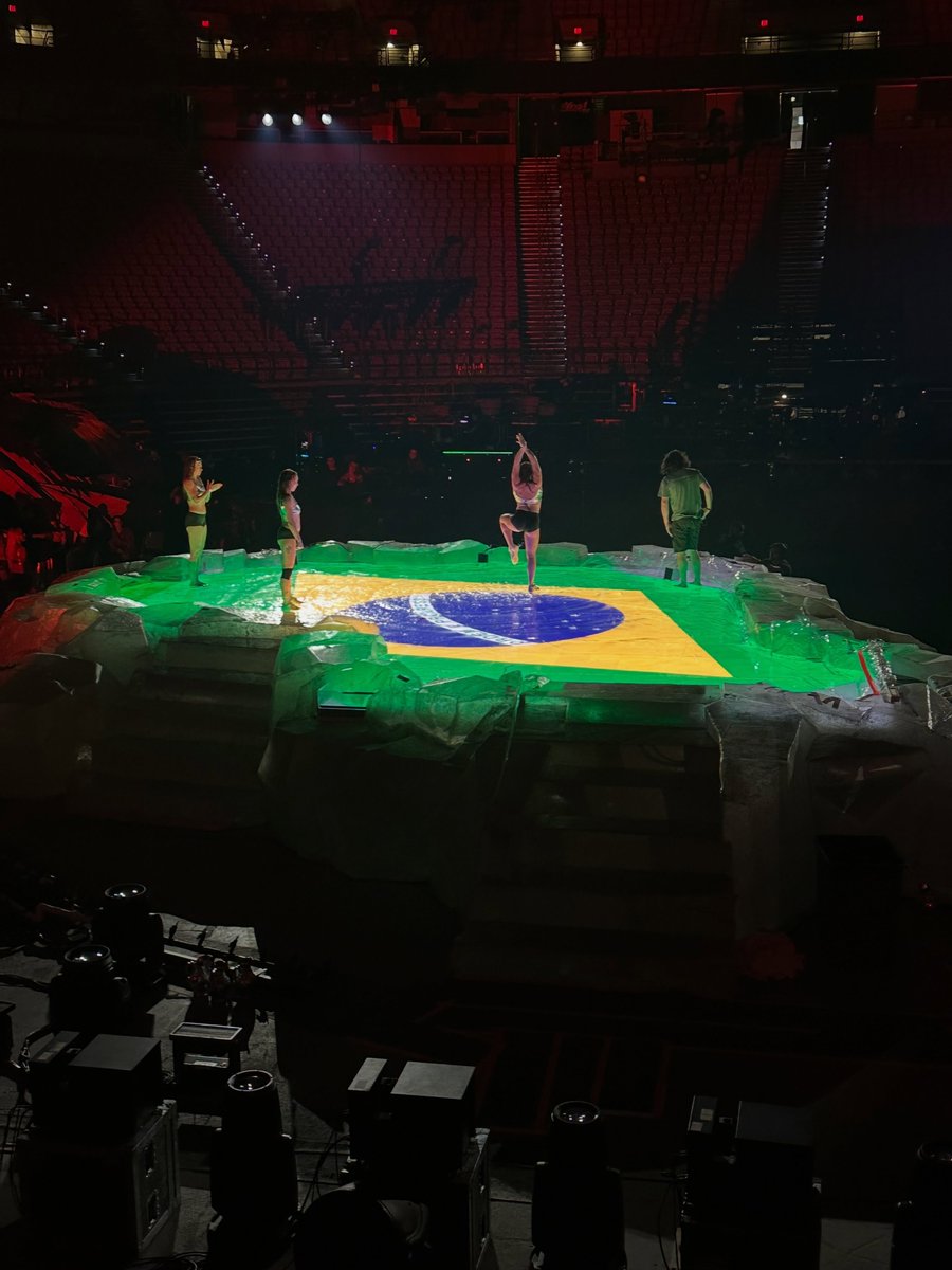 KarolGBRA's tweet photo. Ao ser perguntada pela Billboard Español sobre objetivos que almejava alcançar com a turnê "Viajando Por El Mundo Tropitour", Jessica Giraldo citou o Brasil e comentou sobre a grandiosidade de sua produção:

"Obviamente — considerando quanto tempo ainda resta — ainda temos a Europa e o Brasil; o Brasil é um mercado mais difícil de conquistar, mas também estamos indo muito bem lá. Porém, uma turnê mundial em estádios com mais de 90% dos ingressos vendidos é algo a se comemorar. Eu também gostaria de destacar o quão gigante tem sido a produção. A Karol sempre me diz: “Não me importo com o dinheiro; quero me superar e dar aos meus fãs a melhor experiência.” Portanto, o investimento que ela fez nesta turnê para entregar essa produção — nós temos um show espetacular."