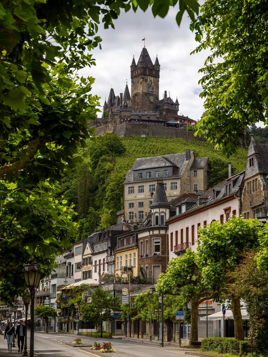 NatureRoot88's tweet photo. Reichsburg,Cochem https://t.co/XACn1HRuJy