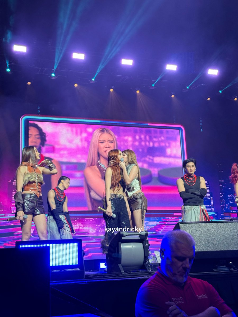 kayandricky's tweet photo. maloi with her bias and her bias wrecker on screen 

#BINI_SIGNALS_WORLDTOUR_2026 #BINI https://t.co/TaPu3eKUxq
