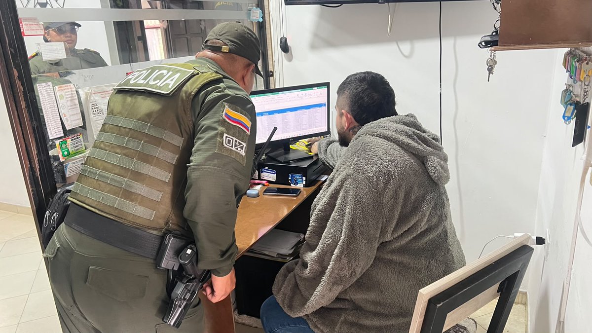ProteccionPonal's tweet photo. Promovemos un #TurismoSeguro y responsable en #NorteDeSantander, realizando controles a establecimientos, verificando el Registro Nacional de Turismo y fortaleciendo el conocimiento de las líneas de atención👮🤝. https://t.co/PyEpow9BHF