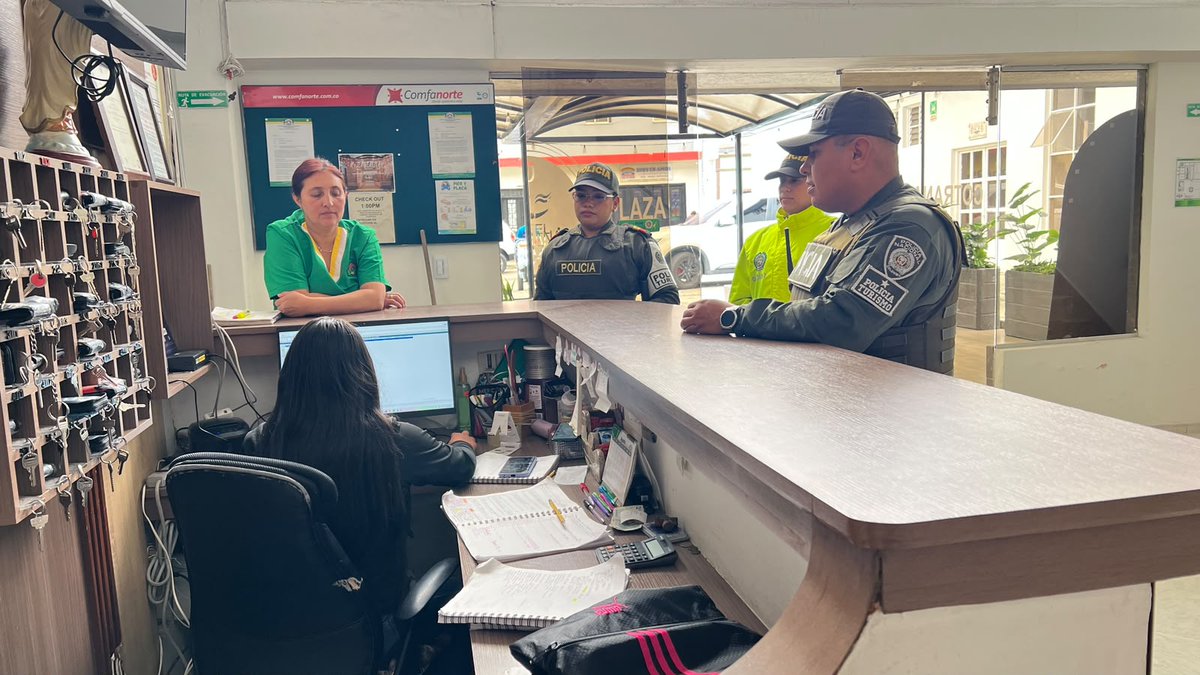 ProteccionPonal's tweet photo. Promovemos un #TurismoSeguro y responsable en #NorteDeSantander, realizando controles a establecimientos, verificando el Registro Nacional de Turismo y fortaleciendo el conocimiento de las líneas de atención👮🤝. https://t.co/PyEpow9BHF