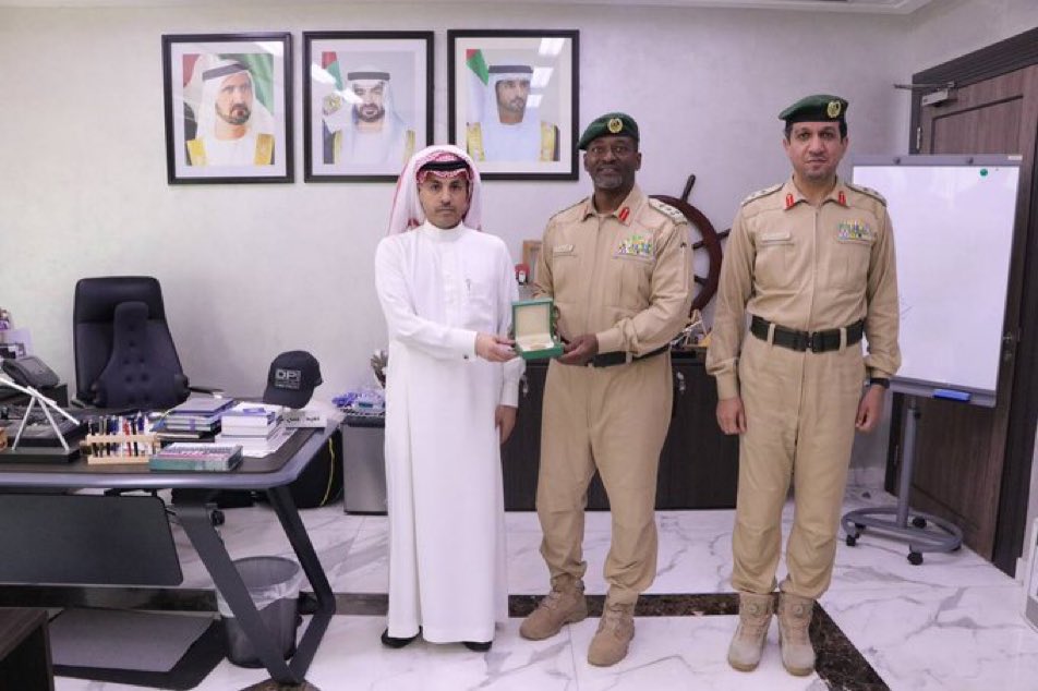 SaudiNews50's tweet photo. شرطة دبي تكرم المواطن السعودي "عبدالرزاق زعل الرويلي" لإنقاذه شخص من الغرق في خور دبي.

- https://t.co/RpmbTM3Y3Q