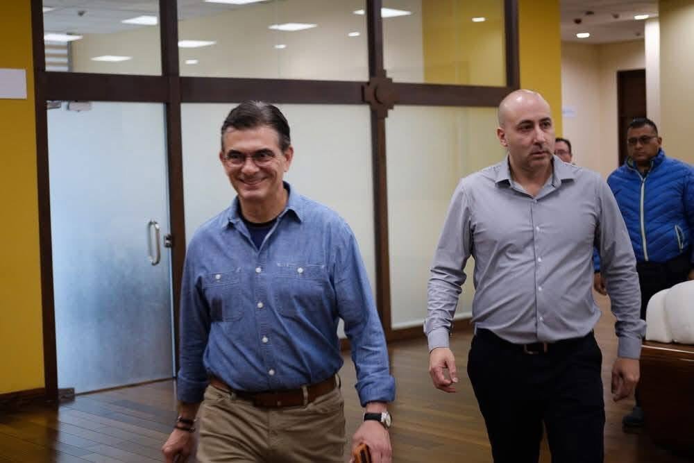 caos_desorden's tweet photo. Rodrigo Paz dijo que la relación con Cerimedo fue corta y no pasó de la campaña electoral en el año 2025. Estas fotos son de mayo 2026. La mentira es la base de trabajo de la derecha. ¿Cerimedo era el rey detrás del trono?
#Bolivia https://t.co/TeIEgwkIGl