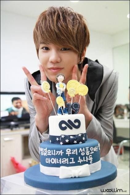 infinite6t's tweet photo. it's sungjong day in a few minutes! 🎉🎂

#우리의_비타민_성종아_생일축하해
#Happy33rdSeongJongDay https://t.co/CwO1mFyoDh