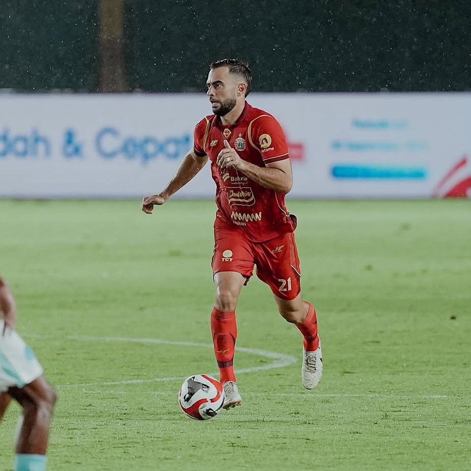 ThatBolaGuy's tweet photo. Van Basty Sousa tuh kemewahan banget kalau cuma disimpen buat squad depth doang.

Menurut gua sih kedalaman lini tengah kita, apalagi buat posisi DM, sebenernya gak tipis-tipis amat. Coba kita perhatiin selama pramusim kemaren, STY kayaknya cuma butuh satu DM murni di starting XI dan itu udah pasti jatahnya Fabio. Terus Kyohei juga lebih banyak dateng dari bench sebagai pelapis Fabio atau Loncar.

Jadi bayangin aja dul, kalau VBS kita tahan belum tentu juga kan dia otomatis dapet jatah backup utamanya Fabio. Bisa-bisa malah turun kasta jadi opsi ketiga.

Lagian abis Kyohei kita kan masih punya King Jordi Amat dul. King Jordi juga bukan tipe DM yang kepake cuma pas lagi kepepet doang. Musim lalu aja dia udah dimaenin di tengah dan sempet duet bareng Fabio.

Posisi aslinya emang CB, tapi justru fleksibilitas kayak gini yang bikin dia berharga banget buat tim kite dul.

Terus kalau Jordi ditarik maju, bek kita habis dong? Ya enggak gitu dul. Stok belakang kita tuh masih lumayan gila secara jumlah dan fleksibilitas. Masih ada Ridho, Pankov, Kolinger sama Dia Syayid. Belum lagi Shayne Pattynama yang bisa switch dari bek kiri jadi LCB.

Makanya kalau ada yang mikir nanti kalau Fabio absen gimana, gua rasa opsinya masih seabrek. Sistemnya STY juga gak maksa dua DM murni buat main bareng terus-terusan.

Gua malah kepikiran yang lain dul. Kalau mau bahas depth lini tengah, pertanyaan terbesarnya buat gua tuh justru siapa pelapisnya Stjepan Lončar.

Sejauh ini peran Lončar tuh beda. Dia gak cuma markir di area depan bek, tapi bener-bener sibuk naik-turun buat nyambungin permainan dan ngasih progresi. Nah bayangin kalau dia absen, menurut lu siapa dul di skuad sekarang yang bisa cover peran dan punya skill yang kayak abang kite satu ini? 

Apakah VBS? Gua rasa bukan dia jawaban naturalnya. Kualitas aslinya VBS tuh baru bener-bener keluar kalau dia dimaenin lebih dalem sebagai holding midfielder. Dan balik lagi, di area situ kita udah punya Fabio, Kyohei plus Jordi buat jaga-jaga.

Jadi menurut gua daripada nahan pemain sebagus VBS cuma buat jadi pilihan ketiga atau bahkan keempat, jauh lebih masuk akal kalo dia dipinjemin ajeee. 

Squad depth emang penting banget, tapi ya enggak berarti semua pemain bagus mesti ditumpuk di dalem tim cuma buat jaga-jaga, apalagi kita cuma main di dua kompetisi domestik, gak ada main di ASEAN ataupun Asia.

Tapi kalo Kyohei, Fabio sama Jordi cedera atau akumulasi kartu gimana? Kite berdoa aja jangan sampeee kejadian wkwkwk ampun dah nanti puyengggggg