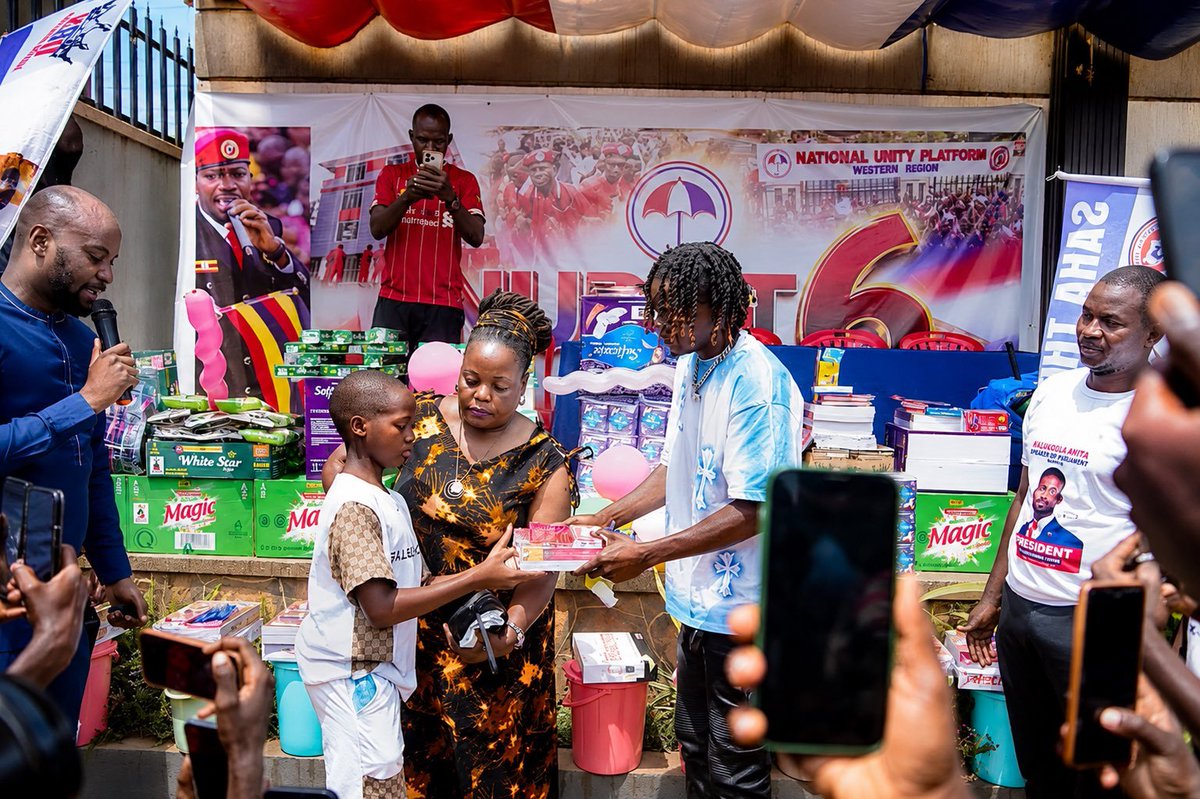 drewdreq24's tweet photo. Eddy kenzo exchanged career with marriage ( gov't free wife) King Saha exchange talent with charity ! Make a difference. #kingsaha #Eddykenzo https://t.co/p11pz3l61N