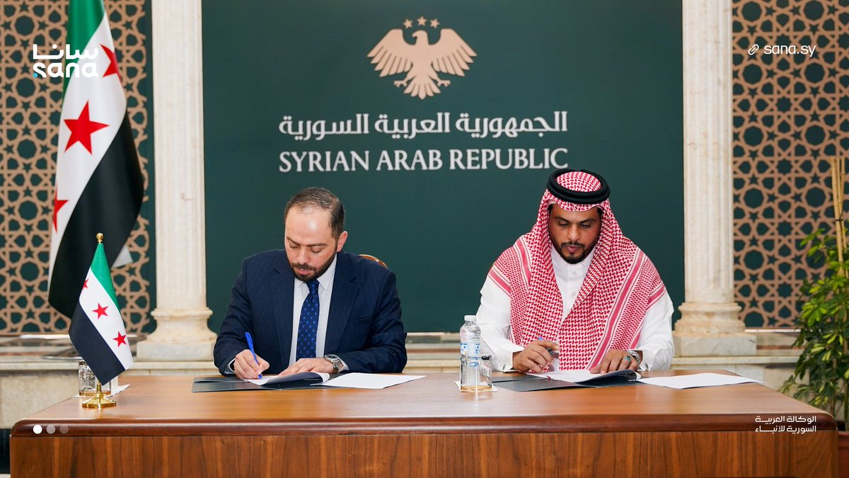 Sana__gov's tweet photo. القائم بأعمال السفارة السورية لدى المملكة العربية السعودية بالرياض محسن مهباش يوقع عقداً مع شركة "سمسا للنقل السريع المحدودة" بهدف تقديم خدمة توصيل المعاملات المنجزة للمواطنين السوريين المقيمين في الرياض وخارجها، وخاصة جوازات السفر بنوعيها العادي والمستعجل، وذلك من خلال مكاتب "سمسا" المنتشرة في مختلف مناطق المملكة.

#سانا