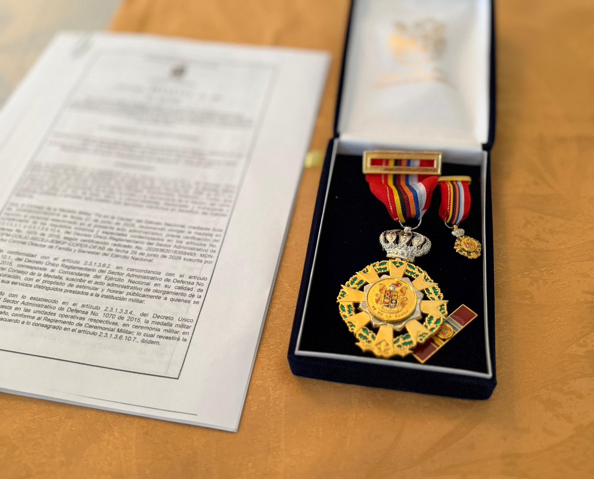 ErasmoZB's tweet photo. Gracias a la XI Brigada del Ejército por esta Medalla Fe en la Causa. La recibo con mucha gratitud y con el compromiso de seguir sirviendo al departamento y trabajando por el bienestar de nuestra gente. 🙏🏻🎖️ https://t.co/J2J5E2aZXC