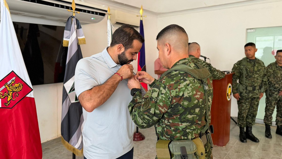 ErasmoZB's tweet photo. Gracias a la XI Brigada del Ejército por esta Medalla Fe en la Causa. La recibo con mucha gratitud y con el compromiso de seguir sirviendo al departamento y trabajando por el bienestar de nuestra gente. 🙏🏻🎖️ https://t.co/J2J5E2aZXC