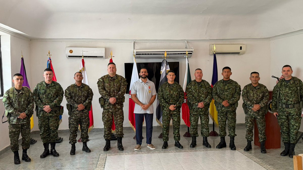 ErasmoZB's tweet photo. Gracias a la XI Brigada del Ejército por esta Medalla Fe en la Causa. La recibo con mucha gratitud y con el compromiso de seguir sirviendo al departamento y trabajando por el bienestar de nuestra gente. 🙏🏻🎖️ https://t.co/J2J5E2aZXC