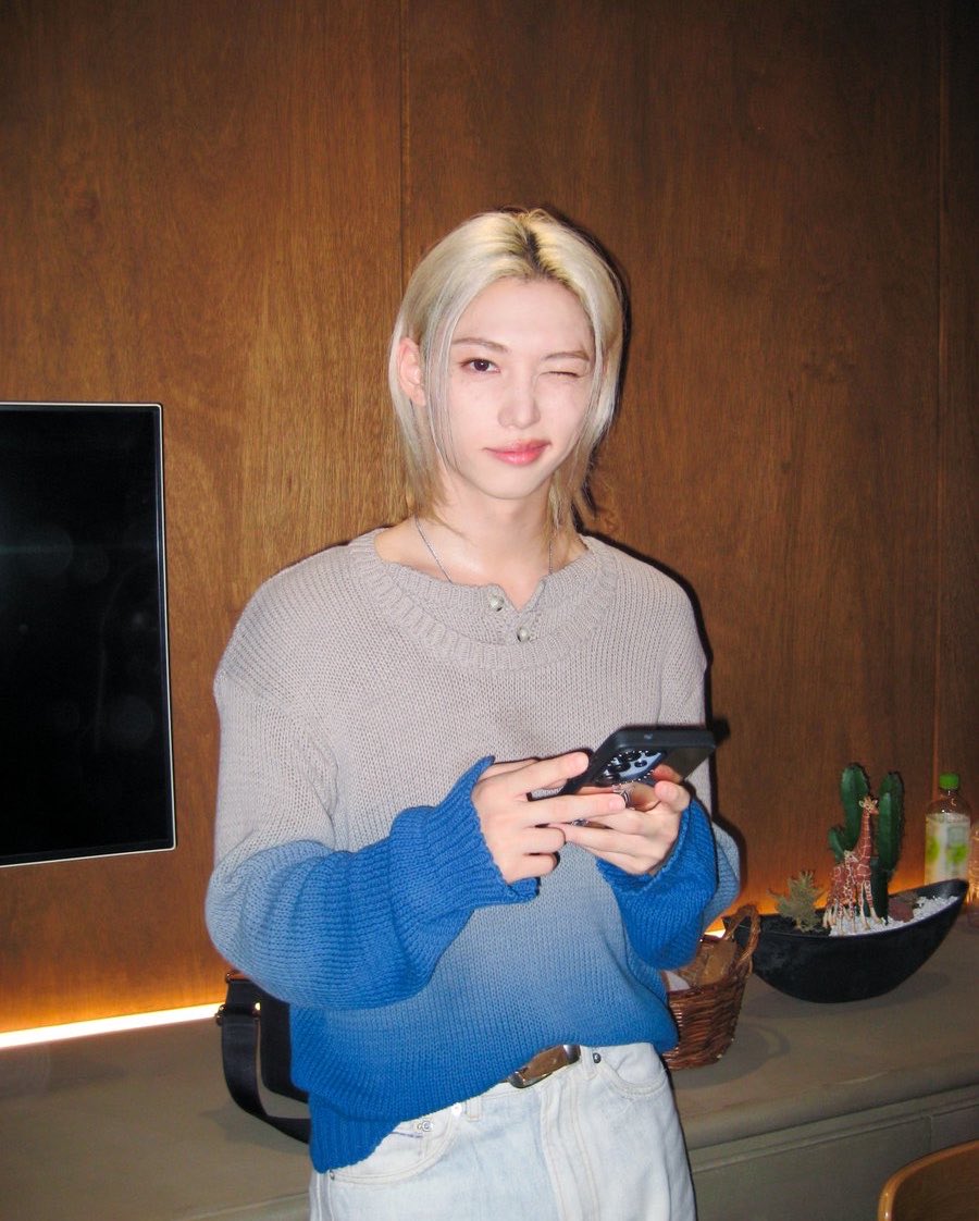 skzpopbase's tweet photo. #Felix becomes the first 4th generation solo idol to enter the top 10 US iTunes Song Chart with “Slow It Down”🔥 https://t.co/aRnjO1eZR6
