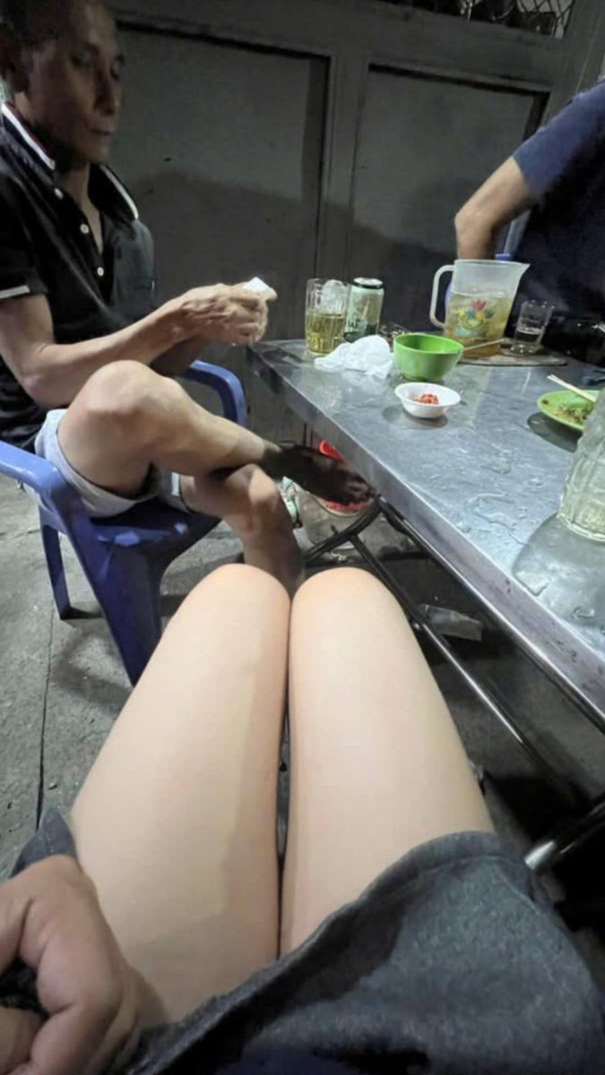 dieppowoo's tweet photo. Nhậu thì lo nhậu đi ngta làm j kệ ngta, cứ lén lén tia tia hoài, thèm thì gạ cháu cho chứ mấy chú tia vậy cháu nứng🐶 https://t.co/5OEGlyIRCI