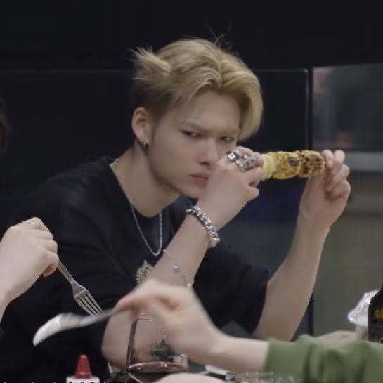 pumapinkboy's tweet photo. กินเยอะๆ นะอ้วน🫳🏼                      คัยว่าหนูอ้วน 💢 https://t.co/3TD24GndeR