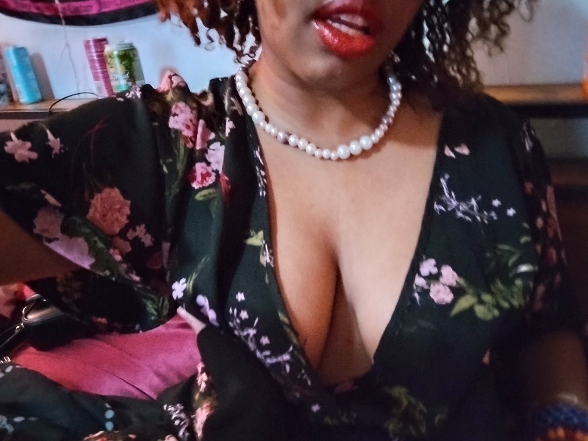 urdarlingayesha's tweet photo. Next sub to pay for my nails gets to choose my toe color :P https://t.co/avizOUeU9a