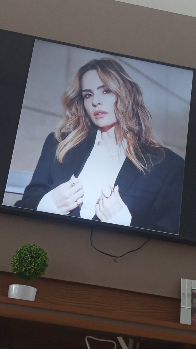 HyldaNoelly's tweet photo. E eu que tou vendo umas fotos da Ana Paula pela minha TV 🤭 https://t.co/iVgCMqVtBY