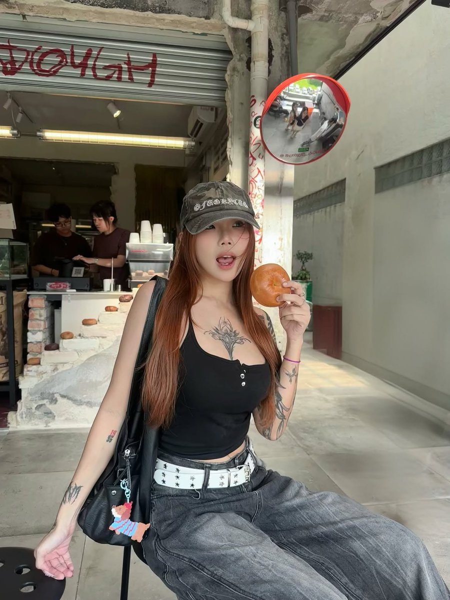 Issaclee1996's tweet photo. 纹身巨乳骚狗，男生都想操吧 https://t.co/efOBiRTSBq