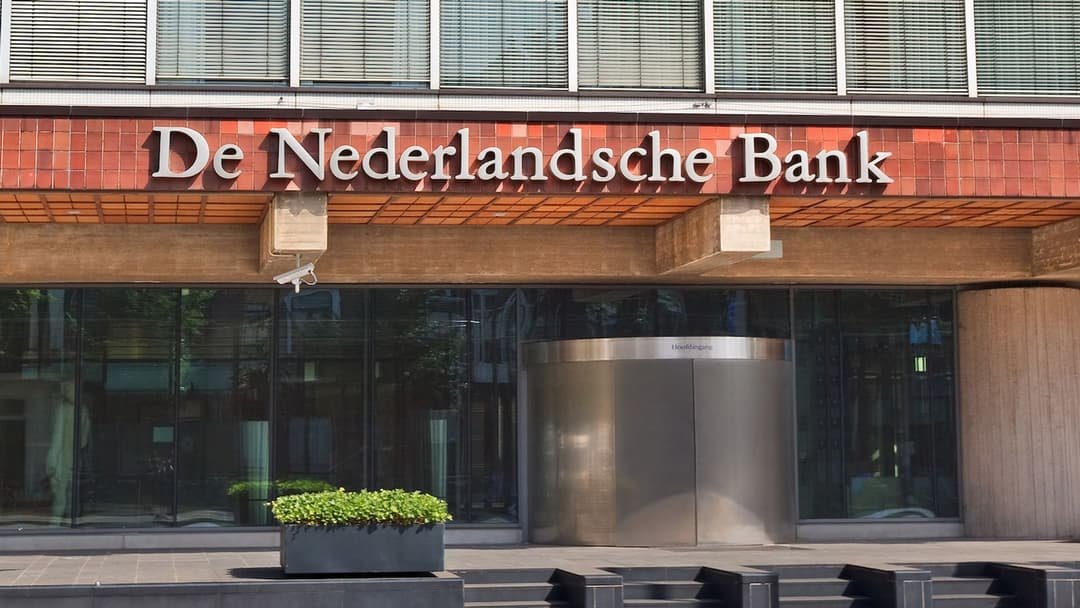 JesseCohenInv's tweet photo. 🇳🇱 🚨 The Dutch central bank just transferred 86 tons of its gold held at the Fed’s Manhattan vault and the Bank of Canada’s Ottawa facility to the Bank of England's vault in London.

The reason? Increasing geopolitical unrest after Donald Trump’s return to office.

When a cautious, technically minded European central bank starts treating New York storage as less convenient than London storage, it is telling you how the risk calculus has shifted.