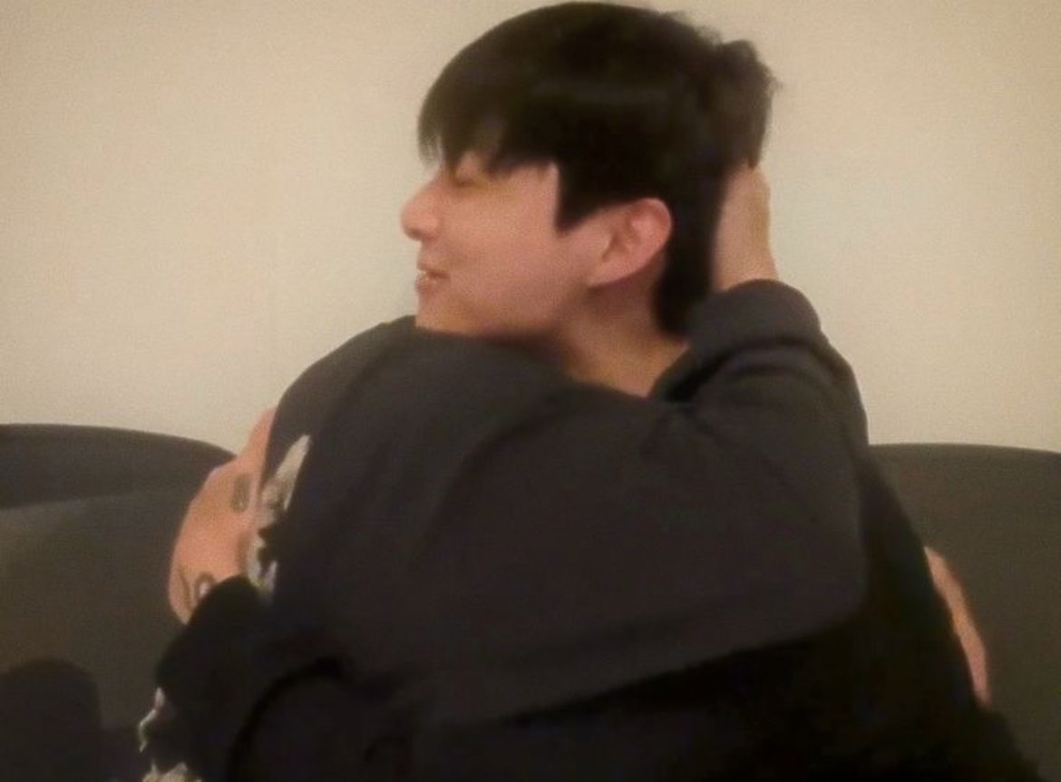 kookmindailys's tweet photo. "who in bts gives the best hugs?"
jungkook: https://t.co/5mJ6H2ZVdz