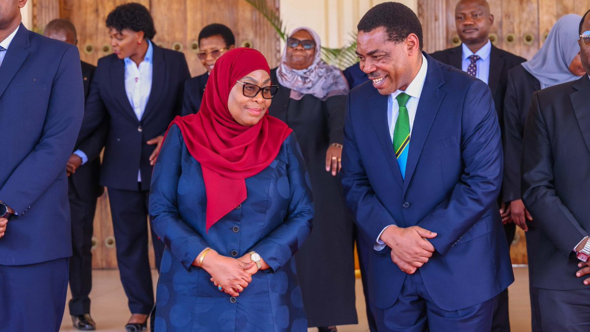 Dodoma_Zone_'s tweet photo. Rais wa Jamhuri ya Muungano wa Tanzania, Dkt. Samia Suluhu Hassan akizungumza na Waziri Mkuu, Dkt. Mwigulu Nchemba baada ya hafla ya  uapisho wa Wakuu wa Mikoa ya Mbeya, Geita, Pwani, Mwanza pamoja na Katibu Tawala wa Mkoa wa Pwani, Ikulu Ndogo ya Tunguu, Zanzibar, https://t.co/zKKTt6ZeqI