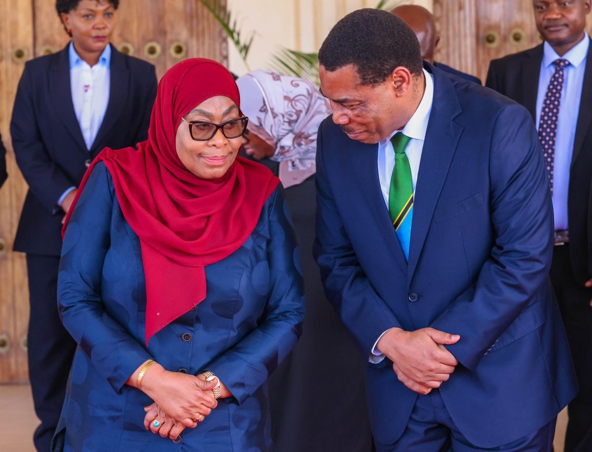 Dodoma_Zone_'s tweet photo. Rais wa Jamhuri ya Muungano wa Tanzania, Dkt. Samia Suluhu Hassan akizungumza na Waziri Mkuu, Dkt. Mwigulu Nchemba baada ya hafla ya  uapisho wa Wakuu wa Mikoa ya Mbeya, Geita, Pwani, Mwanza pamoja na Katibu Tawala wa Mkoa wa Pwani, Ikulu Ndogo ya Tunguu, Zanzibar, https://t.co/zKKTt6ZeqI