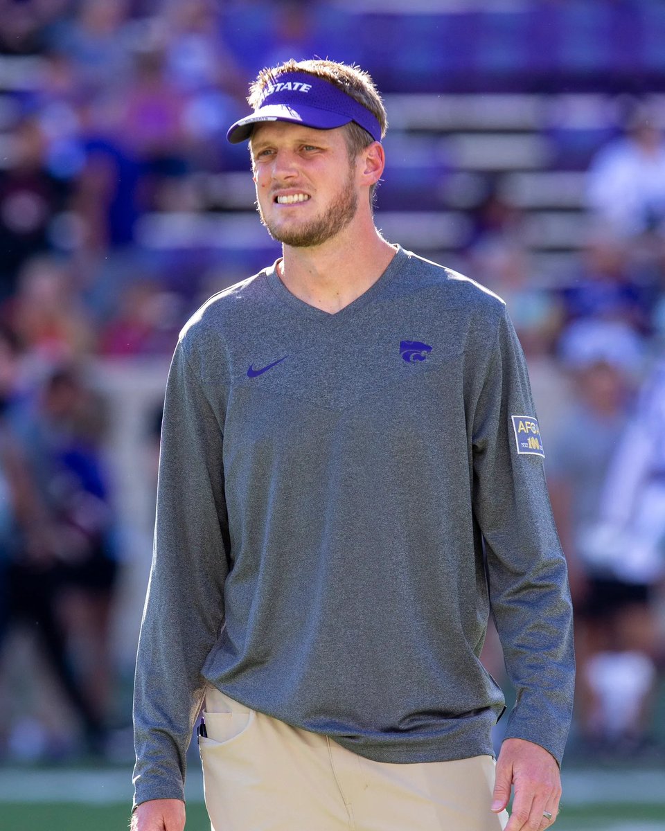 MikeVernonn's tweet photo. NEW EXCLUSIVE:

One of my KU insiders just revealed Lance Leipold’s in-state recruiting strategy:

Let K-State offer Kansas prospects first and reveal its priorities.

Kansas now gets to recruit with that information.

SIGNIFICANT ADVANTAGE

Brilliant stuff from this KU Staff. https://t.co/3nDCvC6BVJ