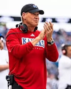 MikeVernonn's tweet photo. NEW EXCLUSIVE:

One of my KU insiders just revealed Lance Leipold’s in-state recruiting strategy:

Let K-State offer Kansas prospects first and reveal its priorities.

Kansas now gets to recruit with that information.

SIGNIFICANT ADVANTAGE

Brilliant stuff from this KU Staff. https://t.co/3nDCvC6BVJ