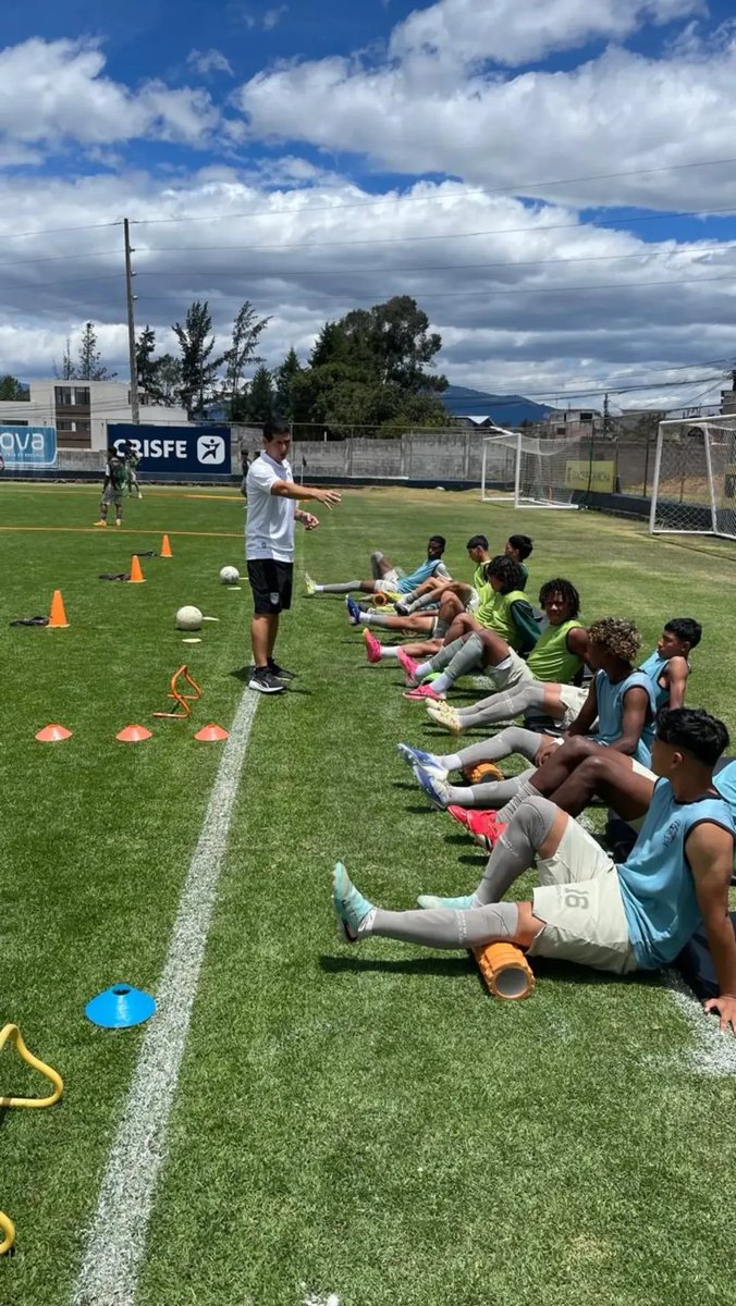 pechocigno's tweet photo. El Fútbol es mi pasión y asi lo vivo, trato de transmitirlo y que mis jugadores lo vivan de la misma manera. Si miras para los costados o lejos,no ves el paso inmediato y tropiezas.Hay que ir despacio que no es igual q lento.Vamos por más💪⚽️🇪🇨 #Orense #formandopersonas #MiPasión https://t.co/uLkoKw8yJj