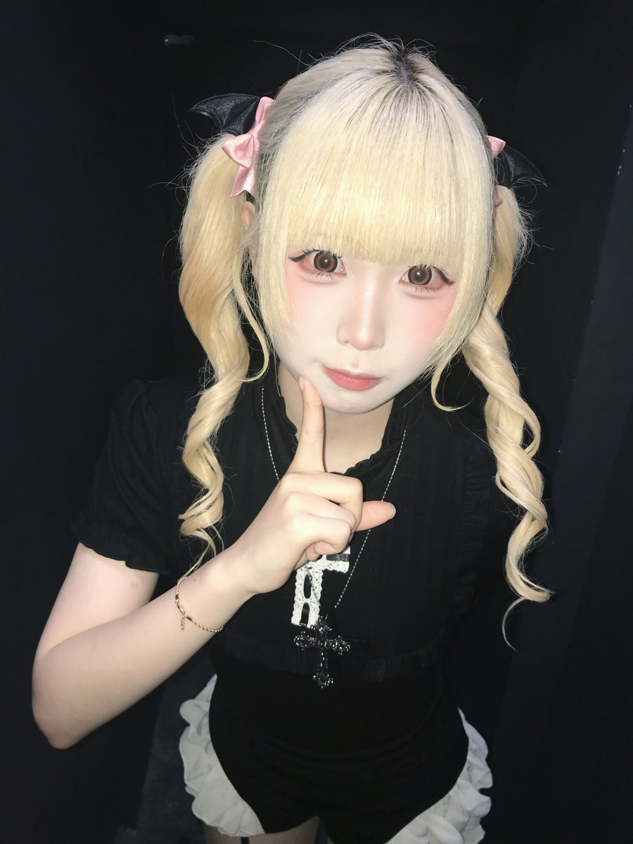 Mikantetto_S2ki's tweet photo. ♡ 2026.09.02
《 AZITO PLAY - 천사 악마 》
아지토 플레이!! 출연했습미다
소악마 느낌 내보려고 했는데 어땠을려나요😈😈
오랜만에 예쁜옷입고 하니 기분이 좋았다네요
원래 천사하려고했어ㅛ는데 악마가 더 잘어울리는 것 같은 느낌😳

연겐이라서 그런가 텐션이 더 오르는듯!!
겐바를 많이만이 해야되는 것 같습니다 그동안 텀이 너무 길었었나봐요💦💦

다음라이브 바로 다음날!! 무려 삼연겐이었지롱
아지토에서 무전겐바 있습니다 오는사람 이야기해줬으면 조켓다 많이 만나쟈‼️

Next *:..｡♡ 2026.09.03 《PROJECT EXP》
