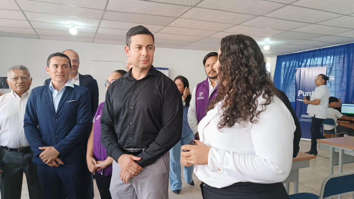 PDEMindo's tweet photo. Más tecnología, más conocimiento y más oportunidades para los manabitas.
El viceministro de Tecnologías de la Información y Comunicación, Ricardo Gutiérrez, inauguró el Punto Digital Gratuito de San Clemente, en Charapotó, acercando la tecnología y nuevas oportunidades más. https://t.co/ZpsrzVNNKI