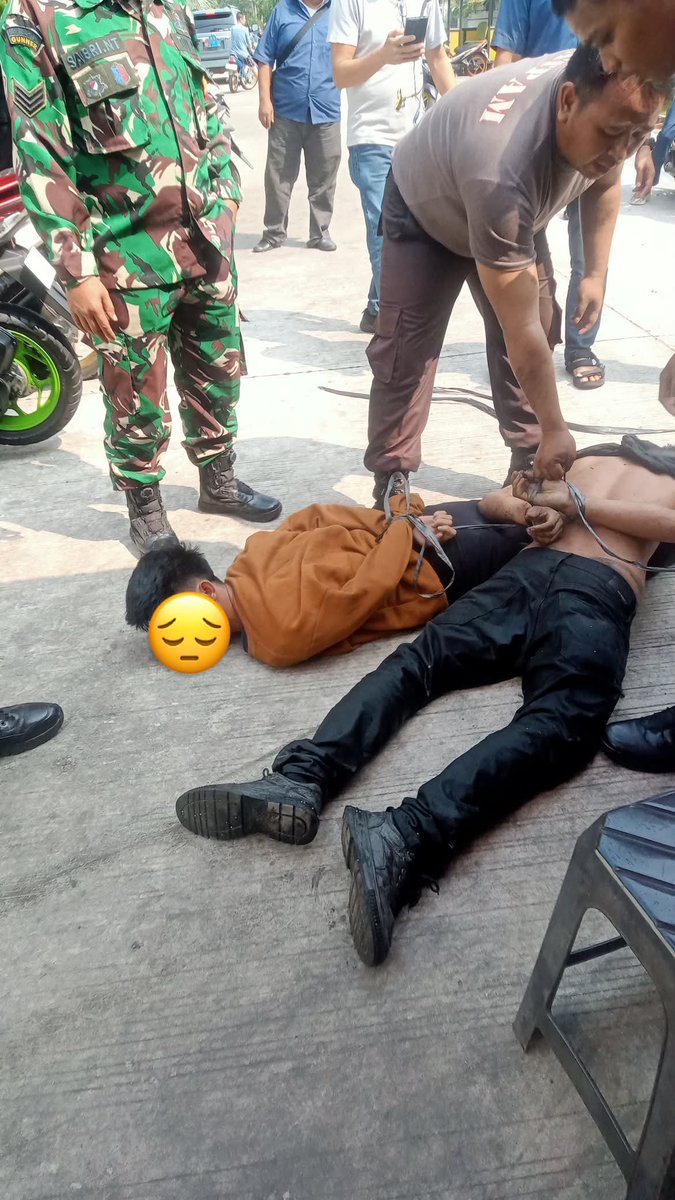 pingwiners's tweet photo. Tadi pagi terpantau cctv ada 2 orang yang berusaha mencuri motor yang sedang terparkir, tapi berkat kesigapan security berhasil di gagalkan dan di tangkap👍 https://t.co/OcqwL4Emuh