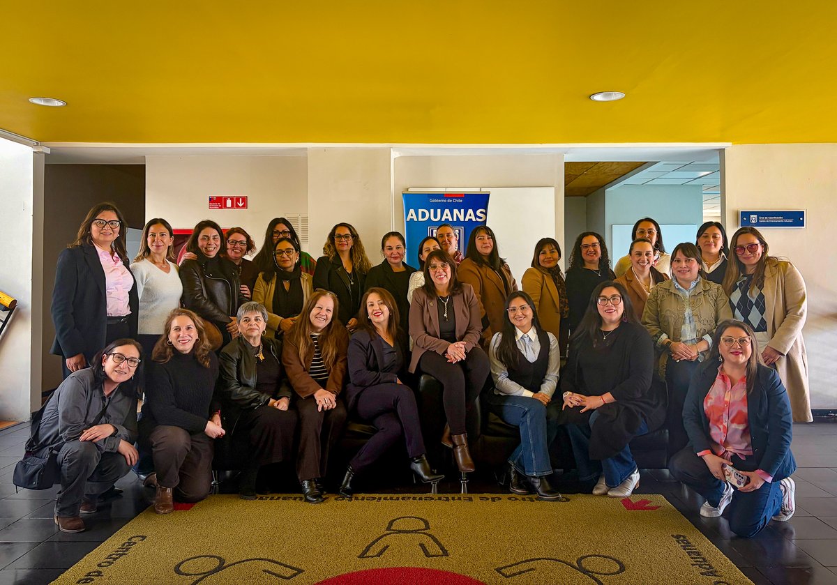 AduanaCL's tweet photo. 🤝 Esta semana cerramos el Programa Piloto de Mentoría "Mujeres líderes que transforman Aduanas" con un taller donde siete duplas de mentoras y guiadas compartieron sus aprendizajes, junto a invitados del @SII_Chile, el @labgobcl y la @uchile. https://t.co/92pXfEzNtZ
