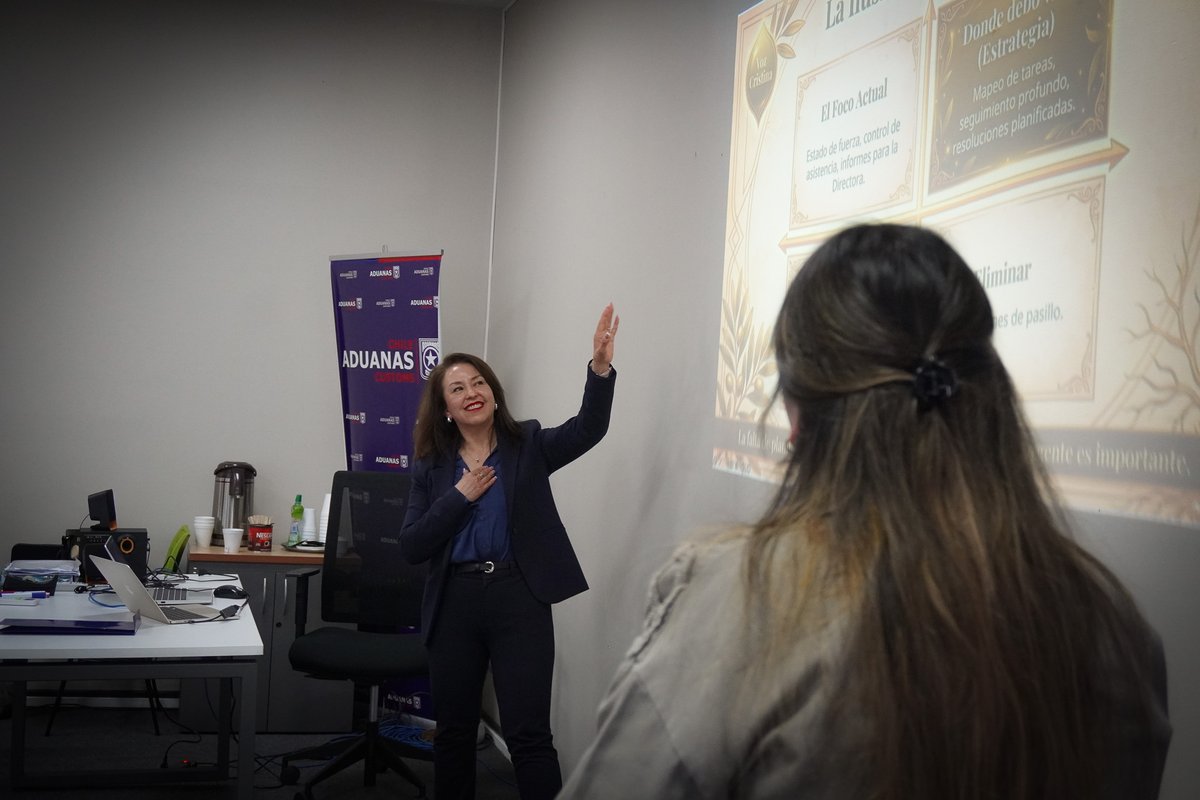 AduanaCL's tweet photo. 🤝 Esta semana cerramos el Programa Piloto de Mentoría "Mujeres líderes que transforman Aduanas" con un taller donde siete duplas de mentoras y guiadas compartieron sus aprendizajes, junto a invitados del @SII_Chile, el @labgobcl y la @uchile. https://t.co/92pXfEzNtZ
