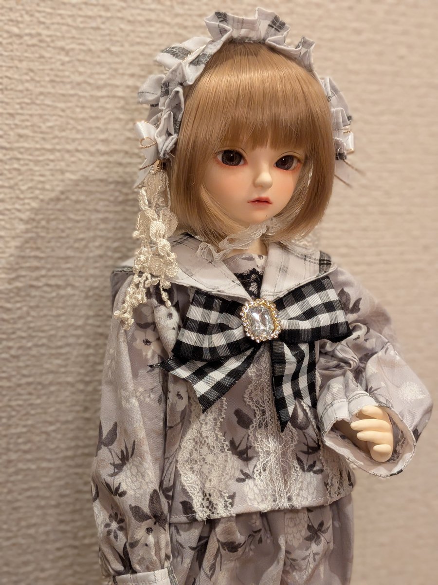 JuRi_Tei's tweet photo. ココちゃんにお洋服をお迎えしました
いつもより少し嬉しそうな顔していて本当にかわいいです！
ズボン好きなんだ！お迎えしてよかったです🫶
ヘッドドレスのこちらから見て左側の飾りが可愛すぎて最高です！
素敵なお品物ありがとうございました✨
#エノの服 
#daydreamdoll https://t.co/CjtTaevCR0