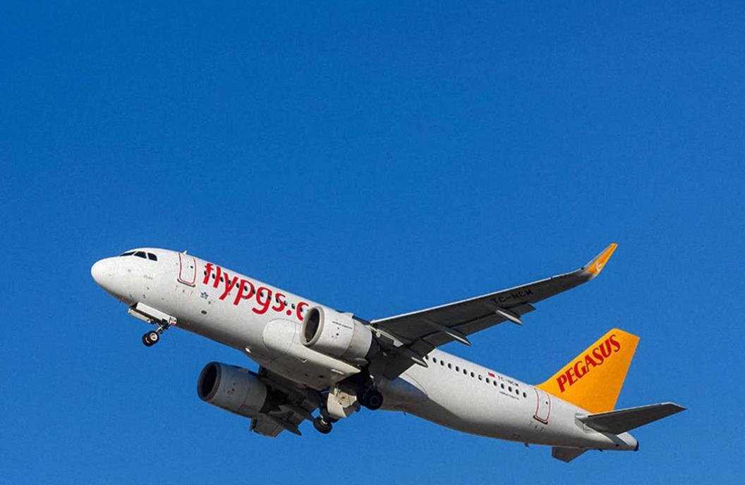 DenShtilierman's tweet photo. Найбільша приватна авіакомпанія Туреччини Pegasus у ніч на 2 вересня розвернула в повітрі кілька літаків, що прямували до Москви. Як пише The Moscow Times, це сталося після попередження Володимира Зеленського про закриття неба над Росією.

До аеропортів вильоту повернулися борти рейсів Бодрум – Москва, Ізмір – Москва та Анталья – Москва. Вранці Pegasus скасувала кілька десятків рейсів зі Стамбула до Москви й Санкт-Петербурга, а також з Антальї, Ізміра та Даламана. Скасовані й зворотні рейси з Росії.

Страхові компанії та авіаперевізники послухали попередження Володимира Зеленського, оцінили ризики і відреагували.

Чотири роки повномасштабної війни турецькі лоукости возили росіян на курорти так, ніби нічого не відбувається. Небо над Росією для міжнародної авіації мало закритися ще у 2022-му – разом із портами, банками і всім іншим. Не закрилося, бо «бізнес». Не закрилося у 2022-му – тож закриємо у 2026-му. 

Ізоляцію Росії, яку світ не наважився оформити юридично, тепер оформлюють Сили оборони України.