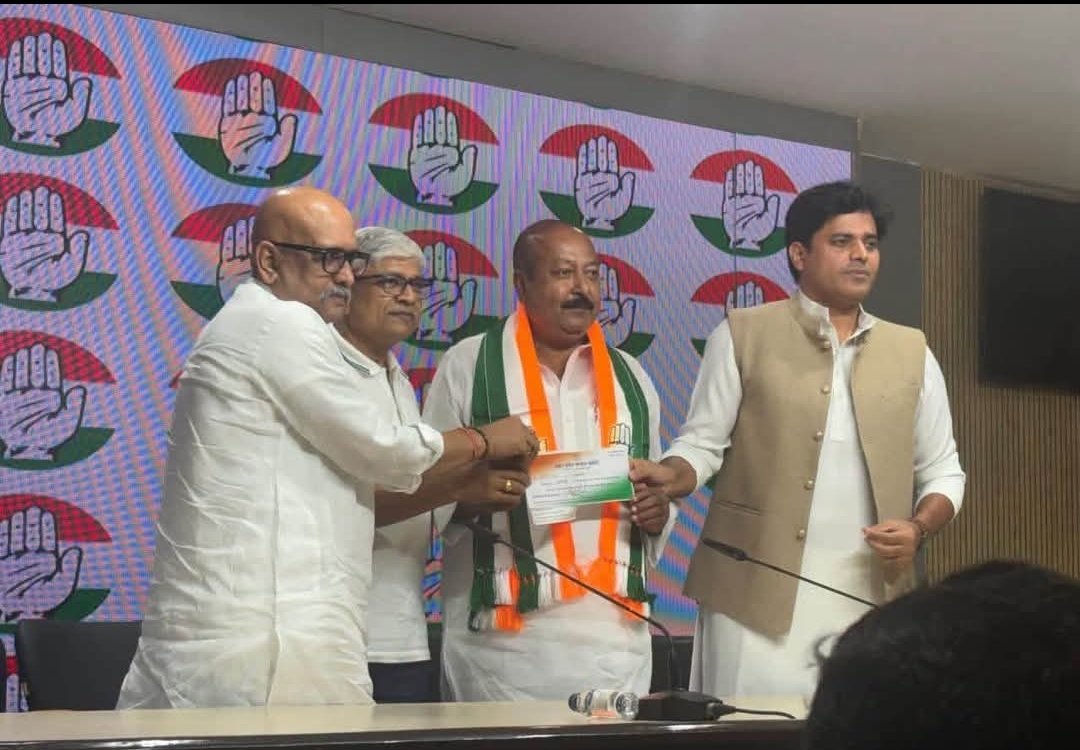 RajeedKhan57608's tweet photo. कोई फर्क नहीं पड़ता लाला  तुम #कांग्रेस में जाओ या #कांग्रेस के भाड़ में जाओ तुम गए हो तुमसे बड़े-बड़े नेता आएंगे और #एमआईएम को मजबूत भी करेंगे@AIMIM #parte #jinda #baad https://t.co/SPSH2Mni0q