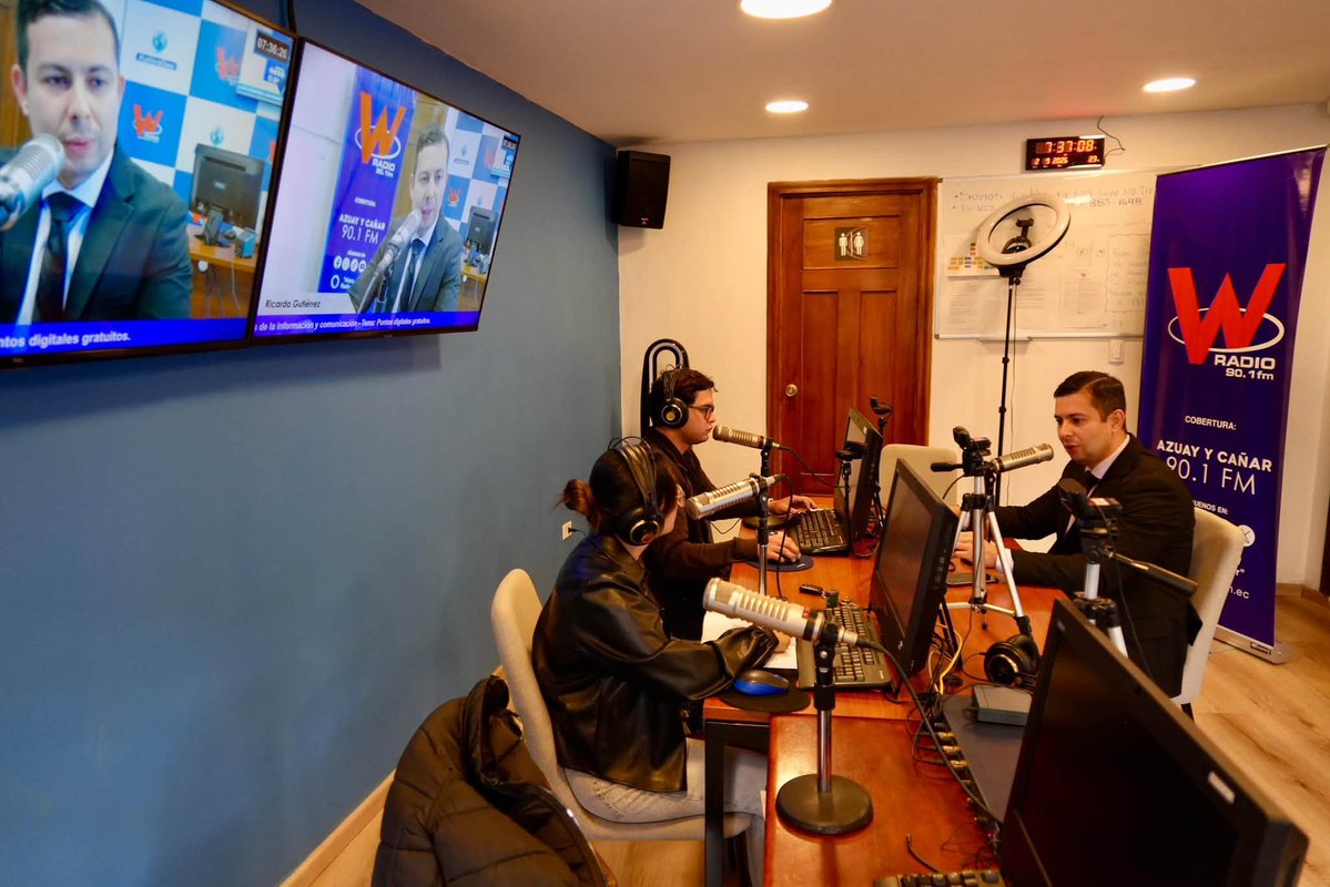PDEMindo's tweet photo. #Azuay | El viceministro de Tecnologías de la Información y Comunicación, Ricardo Gutiérrez, informó en WRadio la apertura de nuevos puntos digitales gratuitos (PDG) en varias parroquias de la provincia. 
📡 A la fecha se cuenta con 60 puntos en la provincia. https://t.co/DqJ8EU4K1C