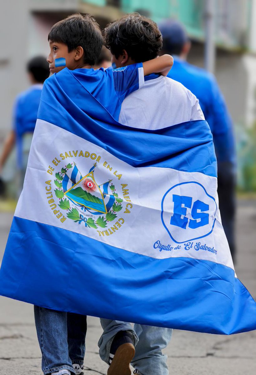 SecPrensaSV's tweet photo. En este mes de la independencia, celebremos con orgullo nuestra identidad y la alegría de ser salvadoreños. Hoy nacionales y extranjeros pueden disfrutar de un país que renace y avanza con esperanza. Las familias recorren las calles con tranquilidad, participan en las actividades patrias y viven con entusiasmo una nueva etapa para El Salvador.