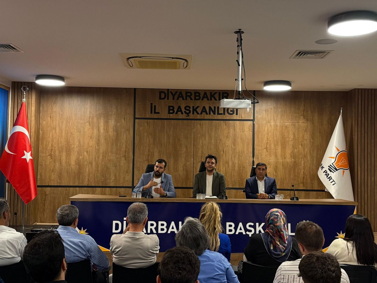 akpartidbakir's tweet photo. AK Parti Diyarbakır İl Başkanlığımızda, Siyasi ve Hukuki İşler Başkanlığımızın toplantısını gerçekleştirdik.

Teşkilat çalışmalarımızı, şehrimizin gündemini ve önümüzdeki dönemde atacağımız adımları istişare ederek değerlendirdik.

Diyarbakır’ımız için daha güçlü bir teşkilat, daha etkin bir saha çalışması ve milletimizle daha güçlü bir iletişim anlayışıyla çalışmalarımıza kararlılıkla devam ediyoruz.

Birlik ve beraberlik içerisinde; Türkiye Yüzyılı hedeflerimiz doğrultusunda Diyarbakır için çalışmaya, üretmeye ve hizmet etmeye devam edeceğiz.

Durmak yok, çalışmaya devam. 🇹🇷
#AKParti #Diyarbakır #TürkiyeYüzyılı #SiyasiVeHukukiİşler #BirlikteGüçlüyüz