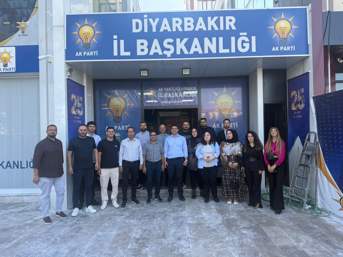 akpartidbakir's tweet photo. AK Parti Diyarbakır İl Başkanlığımızda, Siyasi ve Hukuki İşler Başkanlığımızın toplantısını gerçekleştirdik.

Teşkilat çalışmalarımızı, şehrimizin gündemini ve önümüzdeki dönemde atacağımız adımları istişare ederek değerlendirdik.

Diyarbakır’ımız için daha güçlü bir teşkilat, daha etkin bir saha çalışması ve milletimizle daha güçlü bir iletişim anlayışıyla çalışmalarımıza kararlılıkla devam ediyoruz.

Birlik ve beraberlik içerisinde; Türkiye Yüzyılı hedeflerimiz doğrultusunda Diyarbakır için çalışmaya, üretmeye ve hizmet etmeye devam edeceğiz.

Durmak yok, çalışmaya devam. 🇹🇷
#AKParti #Diyarbakır #TürkiyeYüzyılı #SiyasiVeHukukiİşler #BirlikteGüçlüyüz