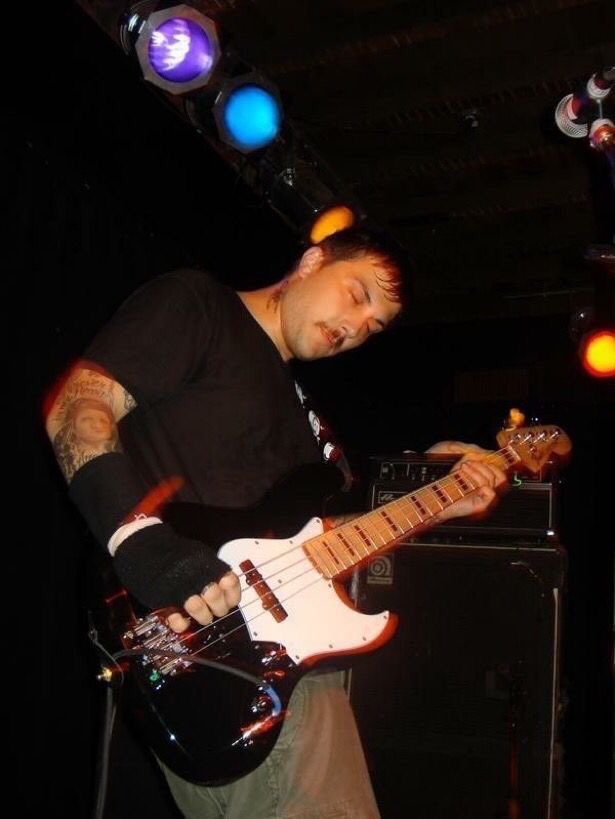 cuntygerard's tweet photo. every image i could find of frank iero playing the bass: a 🧵 https://t.co/l1frcSRgEM