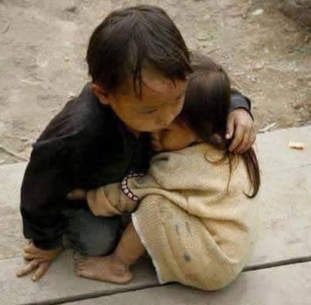 BPanIndian's tweet photo. Nepal Tragedy: Pic of the century

Four year old kid protecting his two year old sister

#Nepal https://t.co/7feiQB2WKX