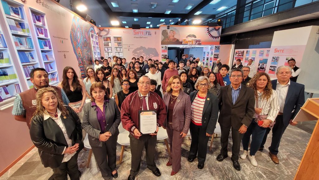 SnteNacional's tweet photo. #PalabraDeMaestro ✍️
¡El trabajo docente trasciende las aulas! 📚✨ En la #FILIPN2026, profesores del @IPN_MX impulsan la innovación con IA,  el trabajo colaborativo y recuerdan la historia del politécnico, en el Ágora del #SNTE. 🧠💡 https://t.co/KxT0W21QnM