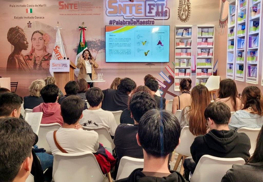 SnteNacional's tweet photo. #PalabraDeMaestro ✍️
¡El trabajo docente trasciende las aulas! 📚✨ En la #FILIPN2026, profesores del @IPN_MX impulsan la innovación con IA,  el trabajo colaborativo y recuerdan la historia del politécnico, en el Ágora del #SNTE. 🧠💡 https://t.co/KxT0W21QnM