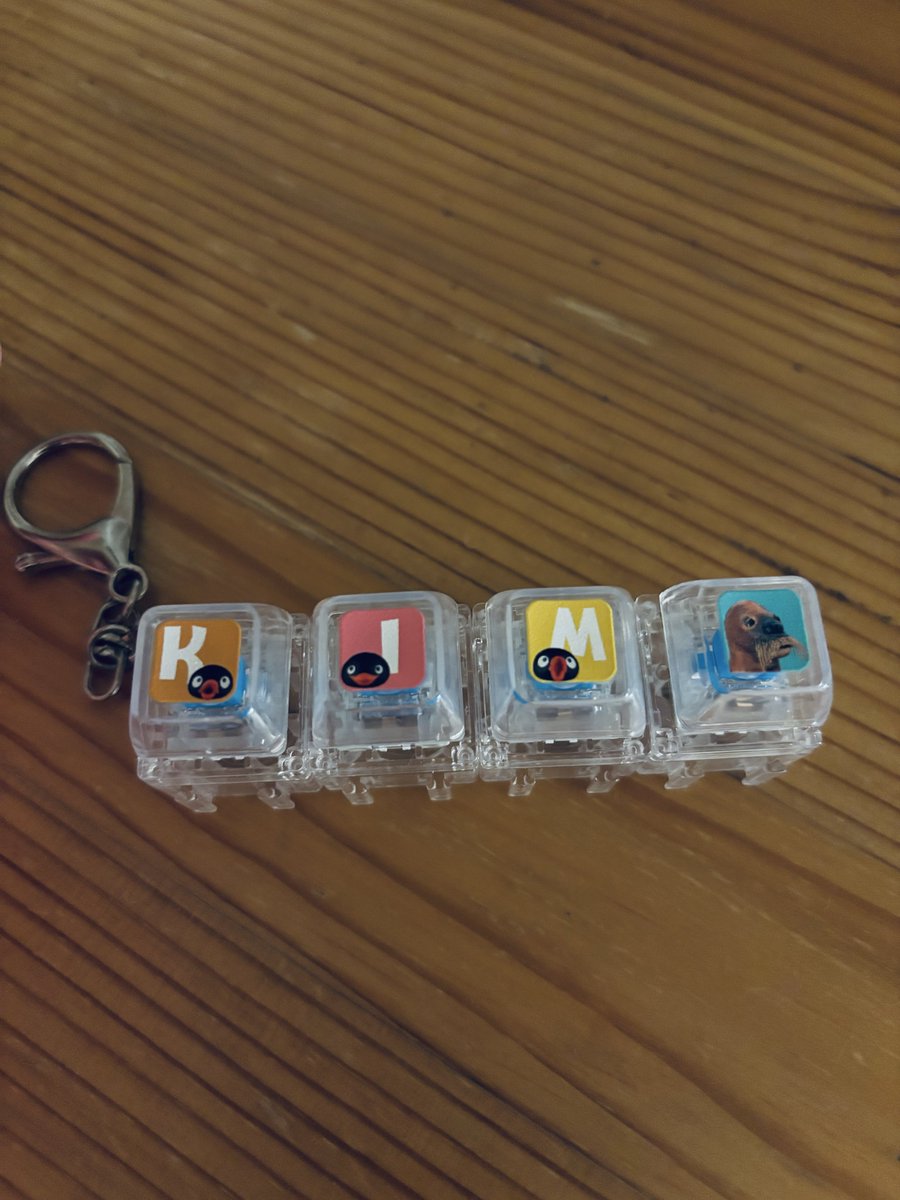 sushi_muchauma's tweet photo. ピングー展のショップが楽しかった。5000円までと決めていたけど超えちゃった。悩みに悩んでグッズ選んだけど、このキーホルダーもっと作ればよかったな😞
気が付いたらいじってる。 https://t.co/9M8PEH7SRK