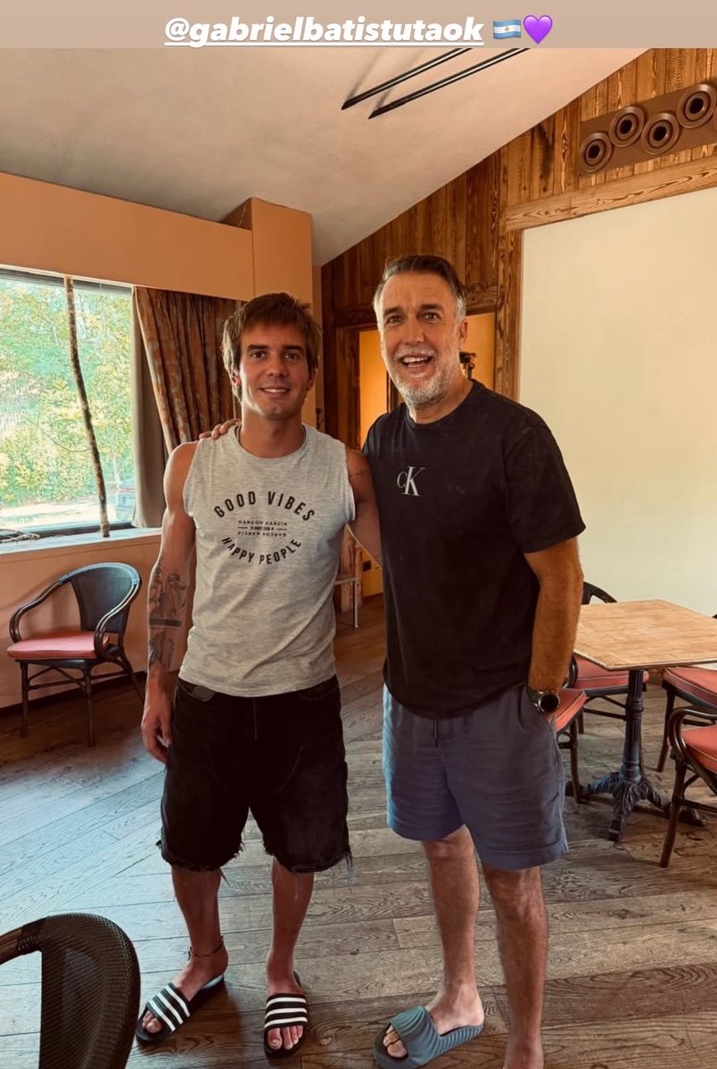 AtaqueFutbolero's tweet photo. Franco Mastantuono y Gabriel Batistuta en Florencia. 

Recordemos que el “Bati” metió 203 goles en 331 con Fiorentina. 😮‍💨🇦🇷 https://t.co/pfEaUbNJSz