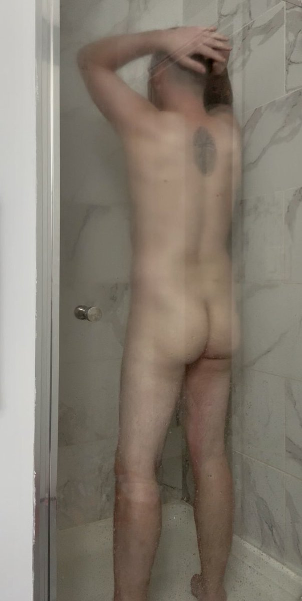 hardmanhowl's tweet photo. Happy humpday!! Time to wash off the wins of the week😏😈 https://t.co/4GWh7R36YU