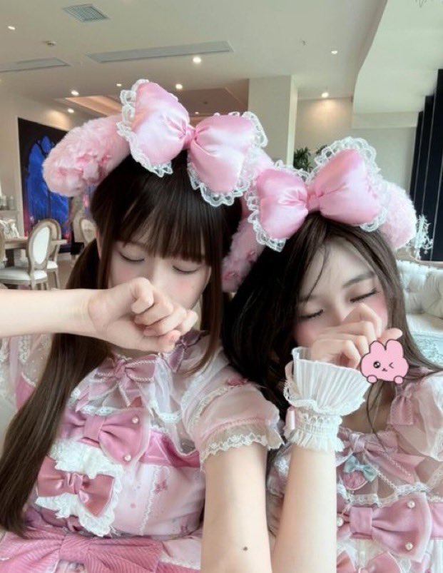 uwmkg78175791's tweet photo. 继续来啊🫰🫰继续来啊

是谁说要来锐评我跟闺蜜15岁的bb啊！

心情不好来X发泄了，无🚪来就给啊！！！！ https://t.co/pRr3hW6vf3